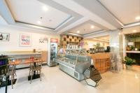 un restaurante con una tienda con un patio de comidas en AMORE HOTEL MANILA, en Manila