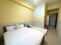 a bedroom with two beds and a window at 萩閣民宿Sara&#39;s House走路可到夜市近市區好停車 in Hualien City