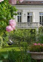 ein Vogel, der auf dem Gras vor einem Haus sitzt in der Unterkunft Villa Aigarden maison d&#39;hôtes in Avignon