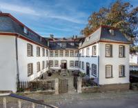 Un gran edificio blanco con muchas ventanas. en Elbershof Monschau, en Monschau