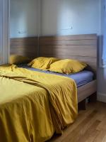 Cama ou camas em um quarto em Colorful &amp; cozy flat - 10 min walk from Paris