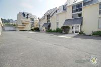 an empty parking lot in front of some buildings at La plage in Trébeurden