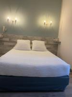 - une chambre avec un grand lit et 2 oreillers dans l&#39;établissement Logis Hôtel Le Clement V, à Roquemaure