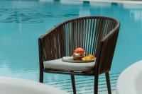 ドス・エルマーナスにあるMare Hotelのプールの横にある、皿の上にサンドイッチが載った椅子