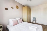 Tempat tidur dalam kamar di Chic and spacious apart with parking