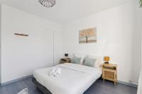 Tempat tidur dalam kamar di Chic and spacious apart with parking