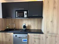 Kuchyňa alebo kuchynka v ubytovaní Résidence hôtelière les hameaux de saint cyprien appartement 2 chambres