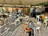 Restauracja lub miejsce do jedzenia w obiekcie Résidence hôtelière les hameaux de saint cyprien 25 M2