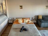 Łóżko lub łóżka w pokoju w obiekcie Sweet-home erkélyes apartman Kaposvár