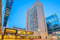 un edificio alto en una ciudad con edificios altos en Sandman Signature Edmonton Downtown Hotel, en Edmonton