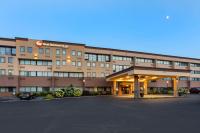 Un hotel con un estacionamiento enfrente. en Best Western Plus Reading Inn &amp; Suites, en Reading