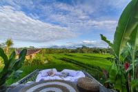 Cama en el jardín con vistas a un campo de arroz en IPIAN Cinta by GenuineHost, en Ubud