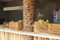 uno scaffale con sopra delle scatole di frutta di Cayo Coco - Island Glamping All-Inclusive a Barangonan