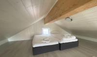 Postel nebo postele na pokoji v ubytování Reinvikbua - Seaside Cabin in Finnvika, Stamsund