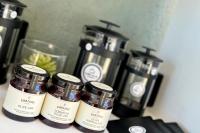 un groupe de trois pots de confiture sur un comptoir dans l'établissement Kaijaiki Country Inn and Restaurant, à Yzerfontein