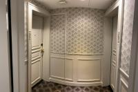 un pasillo con una puerta con una pared estampada en XO Hotel Paris, en París