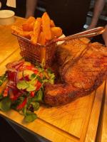 ヨークにあるThe Manor Inn Pub and Steakhouse, Fridaythorpe, Driffieldのステーキとサラダの盛り合わせ