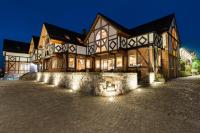 une grande maison éclairée la nuit dans l'établissement Dom w Starym Parku, à Biskupice