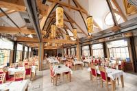 d'une salle à manger avec des tables et des chaises et des plafonds en bois. dans l'établissement Dom w Starym Parku, à Biskupice