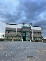 Un gran edificio con palmeras delante. en HOTEL GATAO, en Sobral