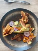 Un plato azul de comida sobre una mesa en LOGIS Hôtel & Restaurant - Le Manoir de Gavrelle, en Gavrelle