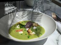 ホテルの敷地内または近くでの食事または食べ物