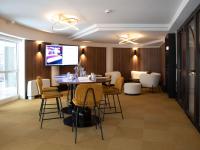 Hôtel Mercure Lyon Centre Charpennes Parc de la Tête d'Orにあるテレビまたはエンターテインメントセンター