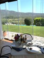 een tafel met twee flessen wijn en glazen erop bij Villa Anastasia in Cugnana