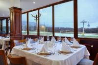 Un comedor con una mesa con velas. en MPM Hotel Sport Ski-in, Ski-out, en Bansko