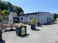 Tòa nhà nơi khu cắm trại tọa lạc