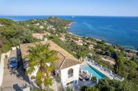 una vista aérea de una casa y del océano en Villa Evasion, en Sainte-Maxime