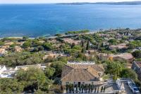 una vista aérea de una casa y del océano en Villa Evasion, en Sainte-Maxime