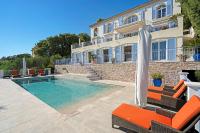 Villa con piscina y sillas de color naranja en Villa Evasion, en Sainte-Maxime