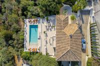 una vista aérea de una casa con piscina en Villa Evasion, en Sainte-Maxime