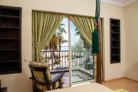 Spacious BeachView Condo Marina - Families Onlyにあるバルコニーまたはテラス