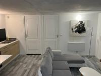 a living room with a couch and a tv at Appartement Souplex, Cholet in Cholet