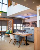 Un comedor con una mesa y un sofá. en Ward Hotel Basra, en Basora