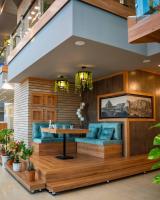 un vestíbulo con mesa y sofás azules en Ward Hotel Basra, en Basora