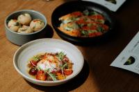 ホテルの敷地内または近くでの食事または食べ物