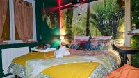 Cama ou camas em um quarto em Cap Jungle Evasion: Cinema Netflix King size