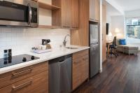 Element Minneapolis Downtown North Loopにあるキッチンまたは簡易キッチン