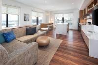 Element Minneapolis Downtown North Loopにあるテレビまたはエンターテインメントセンター