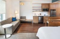 Element Minneapolis Downtown North Loopにあるキッチンまたは簡易キッチン