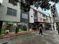 una persona caminando por una calle frente a una tienda en Hotel Villa Grant, en Aguachica
