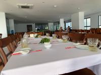 een lange tafel met een witte tafeldoek erop bij Bờ Biển Vàng Resort in Ke Ga