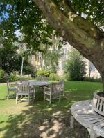Ein Garten an der Unterkunft Canterbury Cathedral Lodge