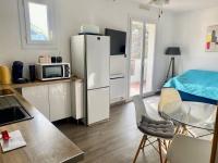Kuchyňa alebo kuchynka v ubytovaní Appartement F2 avec terrasse, proche centre et cures - Amélie-les-Bains - FR-1-703-41