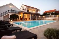 Bazén v ubytování Holiday House San Mario - Pets Friendly Rural Home nebo v jeho okolí