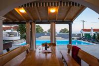 Bazén v ubytování Holiday House San Mario - Pets Friendly Rural Home nebo v jeho okolí