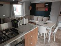 Kuchnia lub aneks kuchenny w obiekcie MOBIL HOME LE LOZERIEN